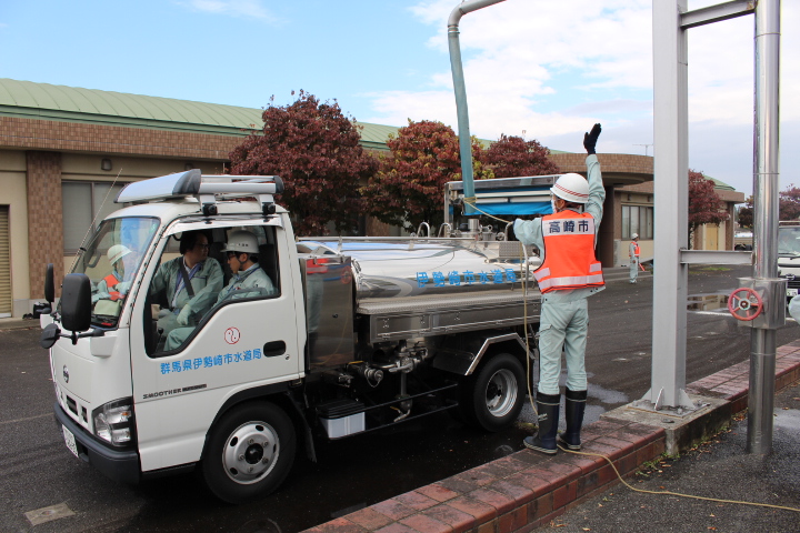 給水車へ水を補給する様子