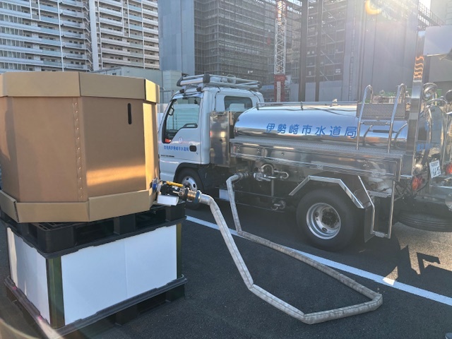 仮設水槽への給水作業