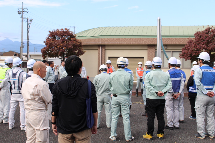 作業の説明を受ける様子