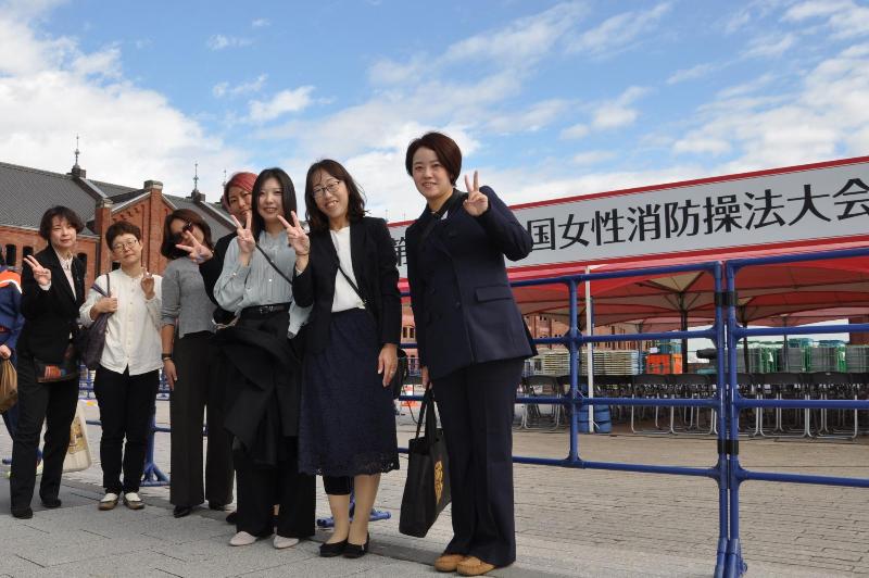 会場前メンバー写真