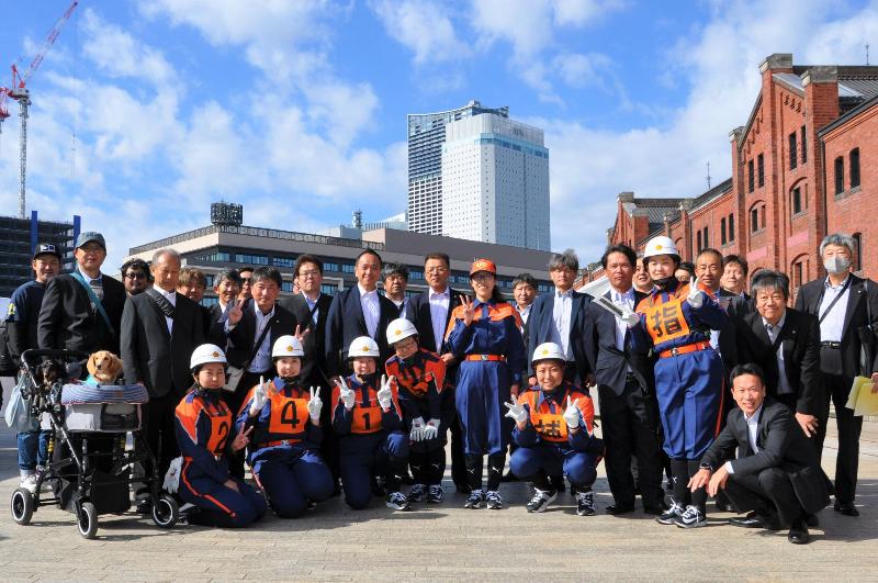 メンバーと応援団の集合写真