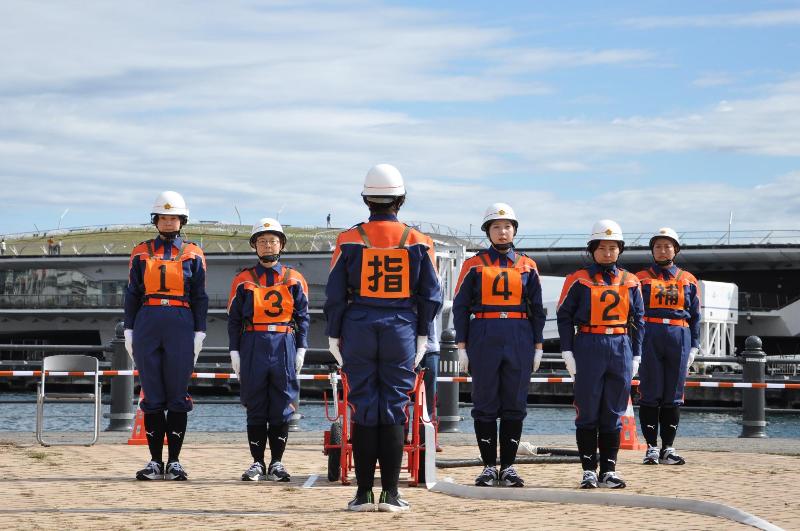 本番前最終調整を行うメンバーの写真