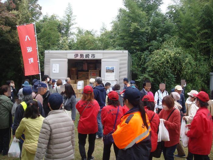 自主防災訓練で防災倉庫を確認する写真