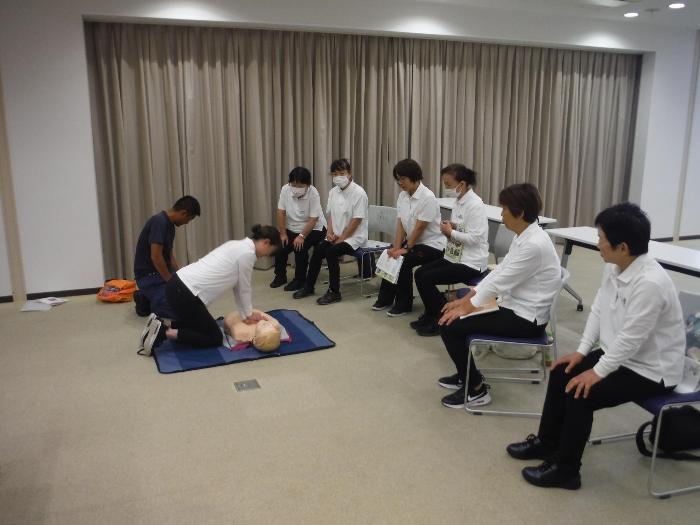 応急手当講習で心臓マッサージをしている写真