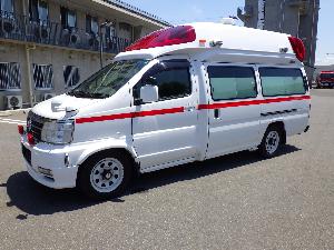 側面から見た公売する救急自動車
