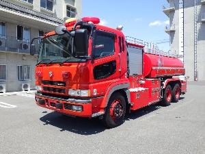 左前方から見た公売する小型動力ポンプ付水槽車