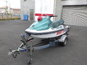 側面から公売する水上バイク及びトレーラー
