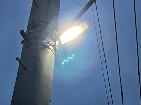 防犯灯の写真です。電柱に設置された照明が点灯しています