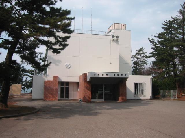 白い壁の伊勢崎市臨海学校の正面の写真