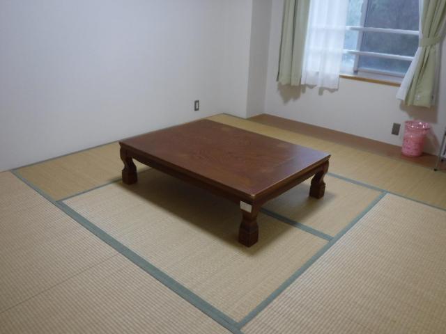 木の机が畳の部屋に設置されている宿泊部屋(小)の内装の写真