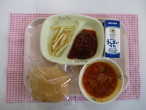 上記で説明した伝統食～すいとん～が盛り付けられた給食写真