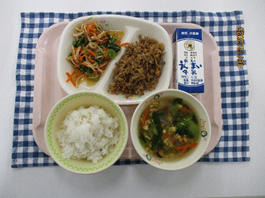 上記で説明したいせさきふるさと給食～ミルキーシェリー・有機にんじん～が盛り付けられた給食写真