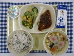 給食(トレーに乗っているご飯と汁物、おかず2品、牛乳)の写真