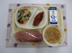 上記で説明した世界の料理～ハワイ～が盛り付けられた給食写真