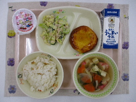 給食(トレーに乗っているご飯と汁物、おかず2品、牛乳)の写真