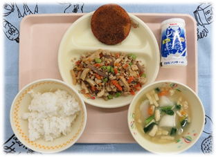 上記で説明した伊勢崎名物～伊勢崎神社コロッケ～が盛り付けられた給食写真