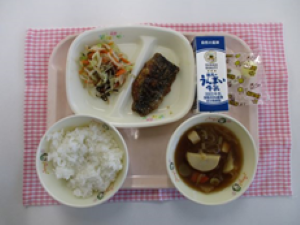 上記で説明した郷土料理～岐阜～が盛り付けられた給食写真