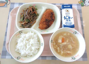 上記で説明した伝統食～すいとん～が盛り付けられた給食写真