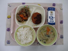 上記で説明したいせさきふるさと給食～夏ごぼう・京香～が盛り付けられた給食写真