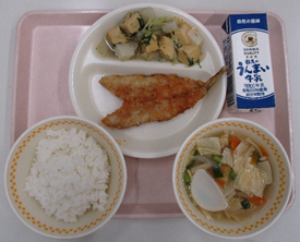 給食(トレーに乗っているご飯と汁物、おかず2品、牛乳)の写真