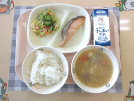 上記で説明した行事食～学校給食週間～が盛り付けられた給食写真