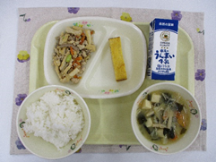 上記で説明した伝統食～混ぜごはん～が盛り付けられた給食写真