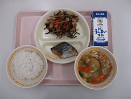 上記で説明した郷土料理～新潟県～が盛り付けられた給食写真