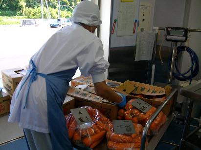 食材を荷受している写真