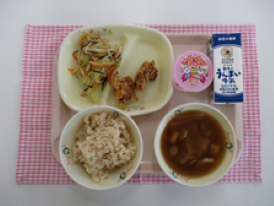 給食(トレーに乗っているご飯と汁物、おかず2品、牛乳)の写真