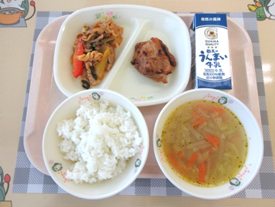 上記で説明した世界の料理～ペルー～が盛り付けられた給食写真