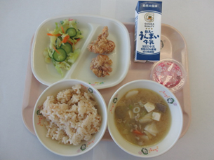 給食(トレーに乗っているご飯と汁物、おかず2品、牛乳)の写真