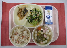 給食(トレーに乗っているご飯と汁物、おかず2品、牛乳)の写真