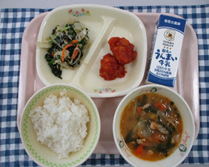 給食(トレーに乗っているご飯と汁物、おかず2品、牛乳)の写真
