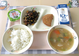 給食(トレーに乗っているご飯と汁物、おかず2品、牛乳)の写真