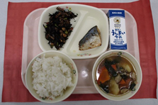 上記で説明した伝統食～すいとん～が盛り付けられた給食写真