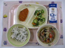 給食(トレーに乗っているご飯と汁物、おかず2品、牛乳)の写真