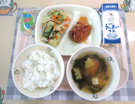 上記で説明した行事食〜ひなまつり〜が盛り付けられた給食写真