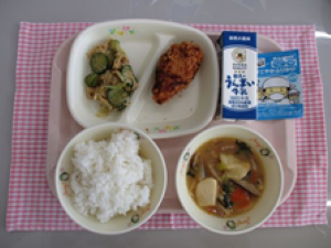 給食(トレーに乗っているご飯と汁物、おかず2品、牛乳)の写真