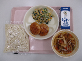 上記で説明した群馬の郷土料理～焼きまんじゅう～が盛り付けられた給食写真