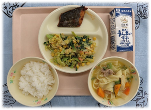 上記で説明した郷土料理～山梨県～が盛り付けられた給食写真