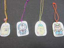 プラ板に色を塗ってトースターで焼いたアクセサリーの写真