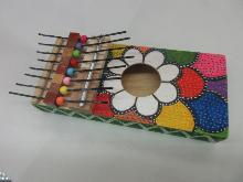 木の板で悪を作り、ピン止めで鍵盤を付けたカリンバの写真