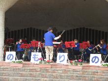 まゆドームの回廊で、市民吹奏楽団による演奏が行われている写真