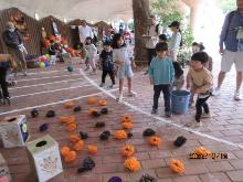 ハロウィンのゲームコーナーで遊んでいる子供の写真