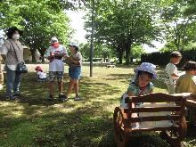 まゆドームの公園に設置したミッションを行いながら、スタンプを押している子どもの写真