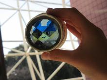 紙コップの底に偏光板の絵を張り付けてステンドグラスの万華鏡を作った作品