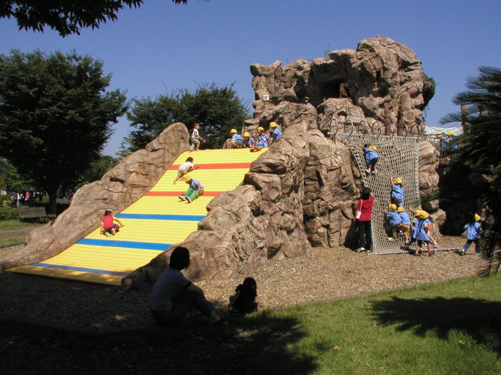 岩山を模した「ぼうけん山」は滑り台や網・ロープなどがあり、人気の遊具です。