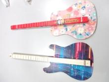 段ボールに木の棒をつけ、糸を張って作ったギターの写真