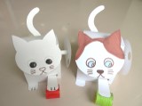 紙を切って、折って、組み立て、カムの動きを利用して手の動く猫を作った写真