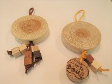 輪切りの木の枝や木のビーズを使って、キーホルダーを作った写真